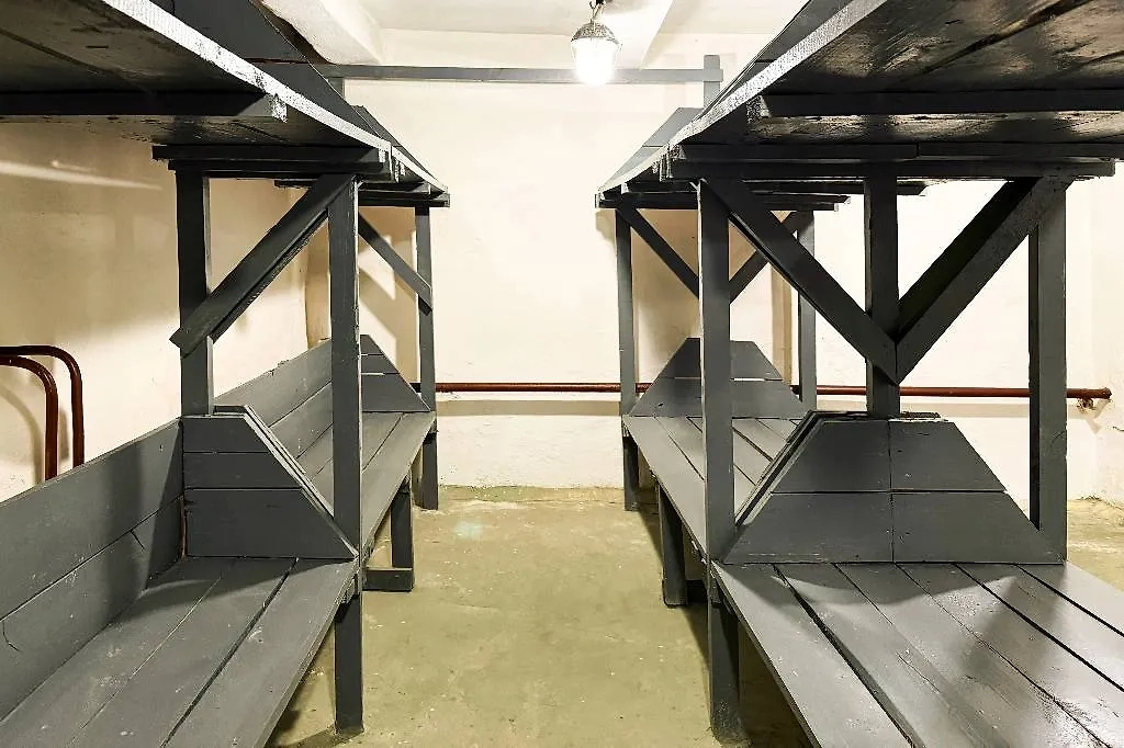 Спальные места в бомбоубежище. Фото © ТАСС / URA.RU / Екатерина Сычкова