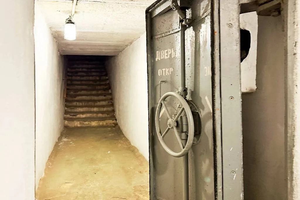 Вход в бункер бомбоубежища. Фото © ТАСС / URA.RU / Екатерина Сычкова