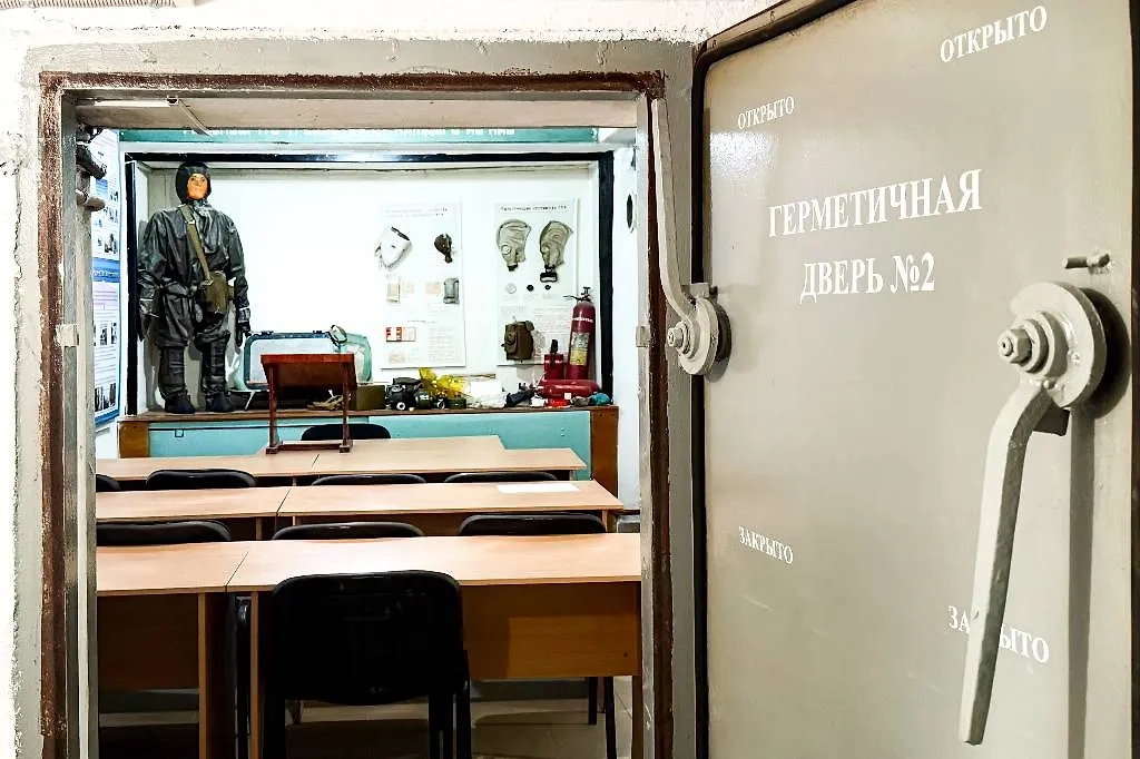 Герметичная дверь на входе в бункер бомбоубежища. Фото © ТАСС / URA.RU / Екатерина Сычкова