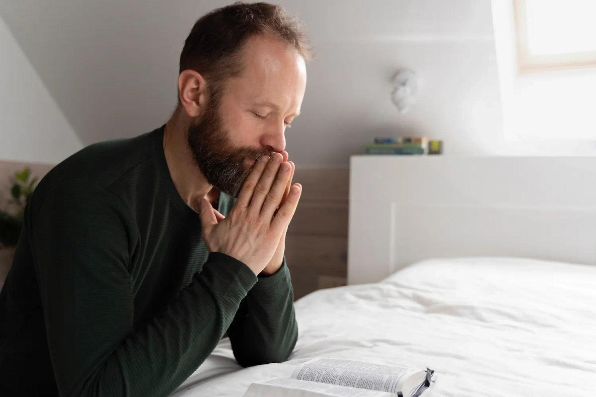 Молитву за усопших можно провести и дома, если вы не сможете попасть в храм 7 июня. Фото © Freepik