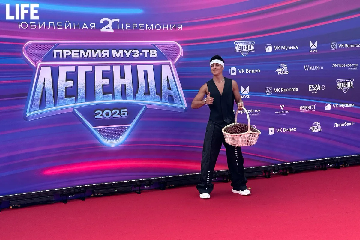 Хабиб приехал с корзиной черешни. Фото © Life.ru