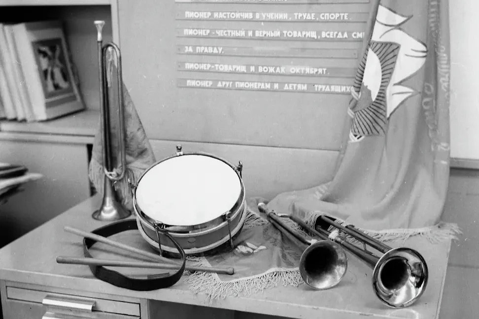 Когда юного советского человека принимали в пионеры, все атрибуты этого почётного звания переезжали домой, в пионерский уголок. Фото © РИА «Новости» / А. Лобов