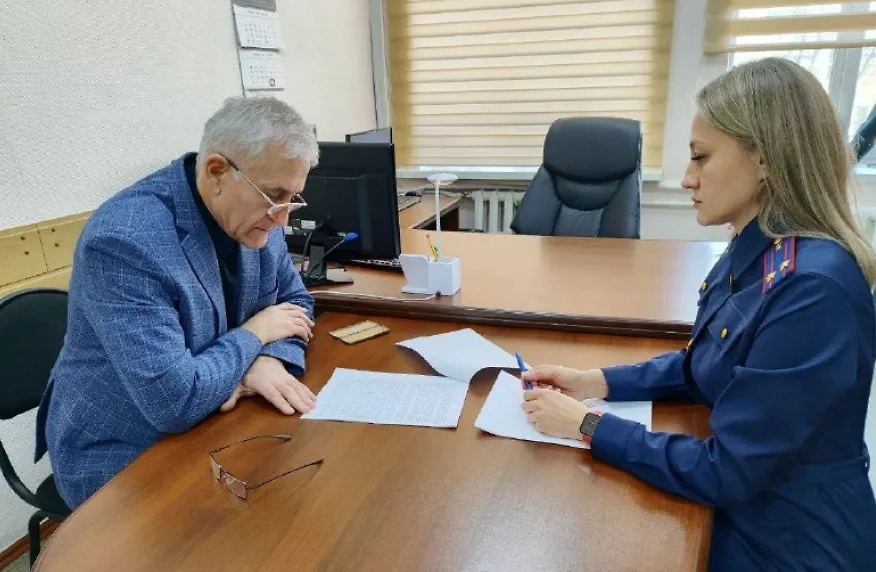 Советника Логинова Артура Арутюняна задержали по подозрению по ст. 286 УК РФ. Фото © Telegram / ГСУ СК России по Красноярскому краю и Республике Хакасия