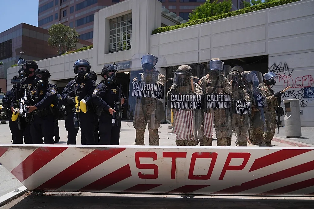 Губернатор Калифорнии хочет подать в суд на Трампа за ввод в Лос-Анджелес силовиков. Фото © ТАСС / Jae Hong
