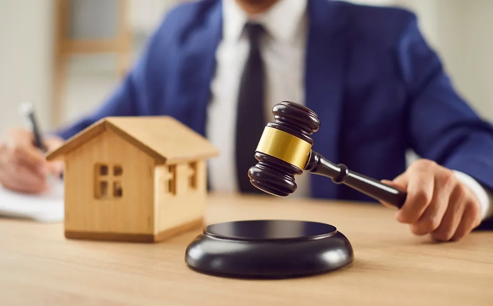 Вам, видимо, потребуется отличный адвокат. Изъятие квартиры за ЖКУ — это редкая мера. Фото © Shutterstock / FOTODOM / Studio Romantic