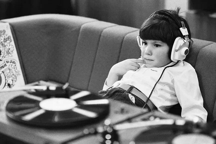 Советские дети не засыпали без сказки по радио. Фото © ТАСС / Борис Кавашкин