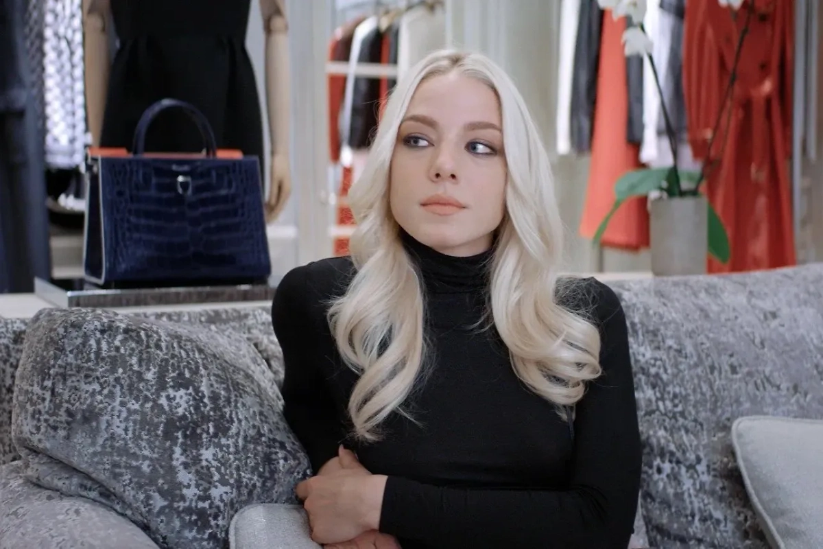 Милонову лучше это не показывать: у главной героини нет детей, зато есть целый «гарем» богатых мужчин. Фото © Фильм «Люби их всех», режиссёр/сценарист Мария Агранович / Kinopoisk