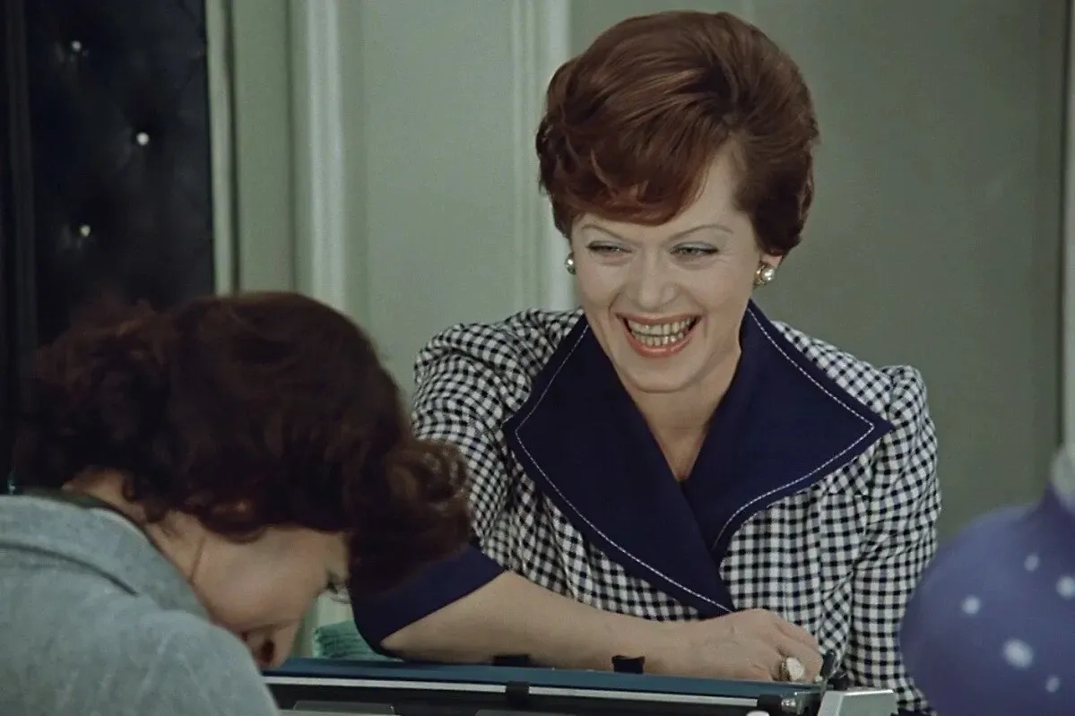 «Служебный роман» — именно та история, которая Милонову особо не понравится, ведь там изображены люди, которые поженились довольно поздно. Фото © Фильм «Служебный роман», режиссёр Эльдар Рязанов, сценарист Эмиль Брагинский и др. / Kinopoisk