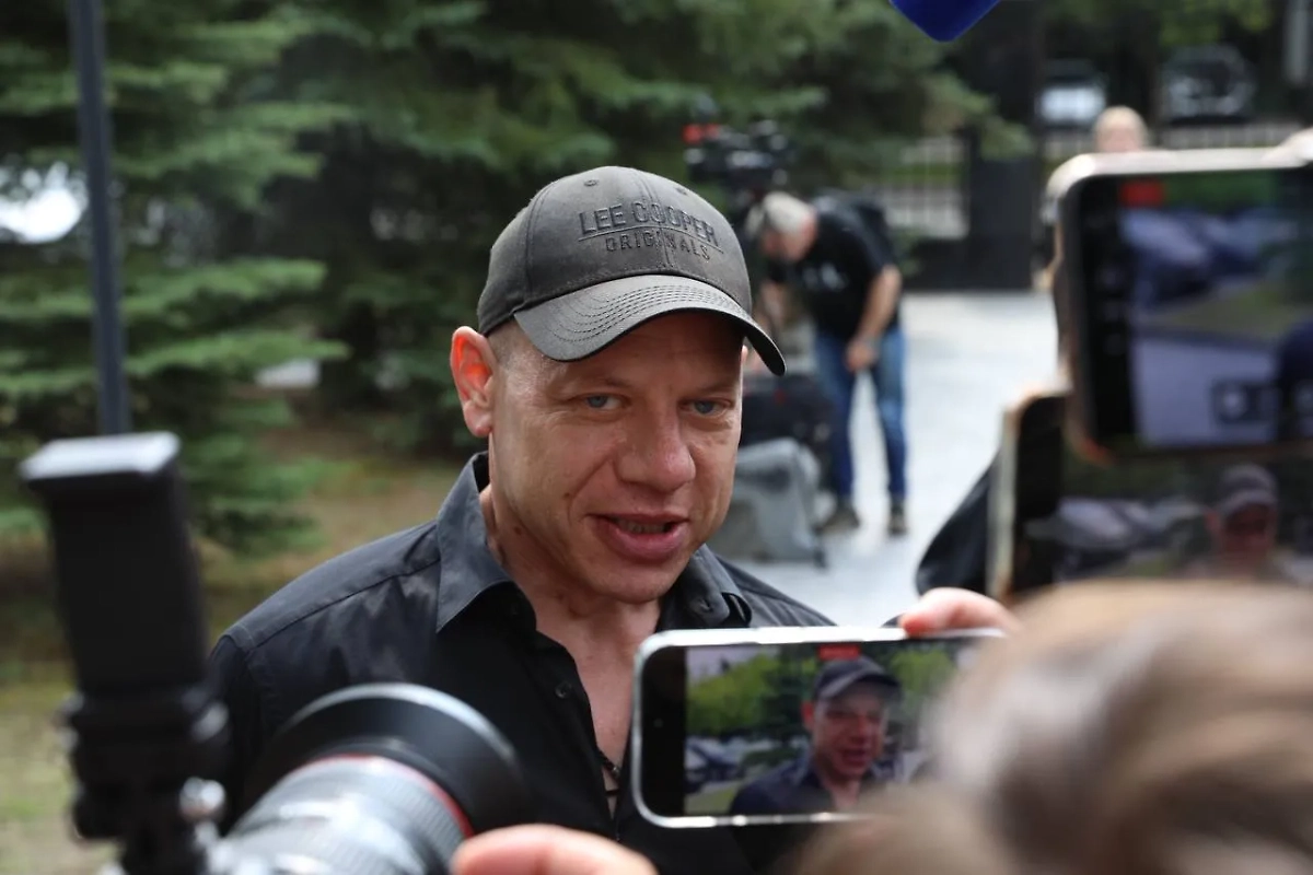 Актёр Иван Кокорин приехал проститься с режиссёром Юрием Морозом. Фото © Life.ru