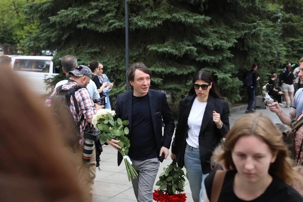 Продюсер Илларион Смирнов приехал проститься с режиссёром Юрием Морозом. Фото © Life.ru