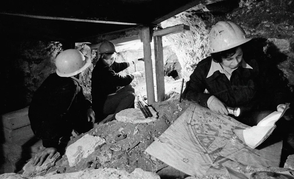 Найти грамоту — это большая удача. Из-за недолговечности бересты и пергамента документы наших предков долго не живут. Фото © РИА Новости / М. Начинкин