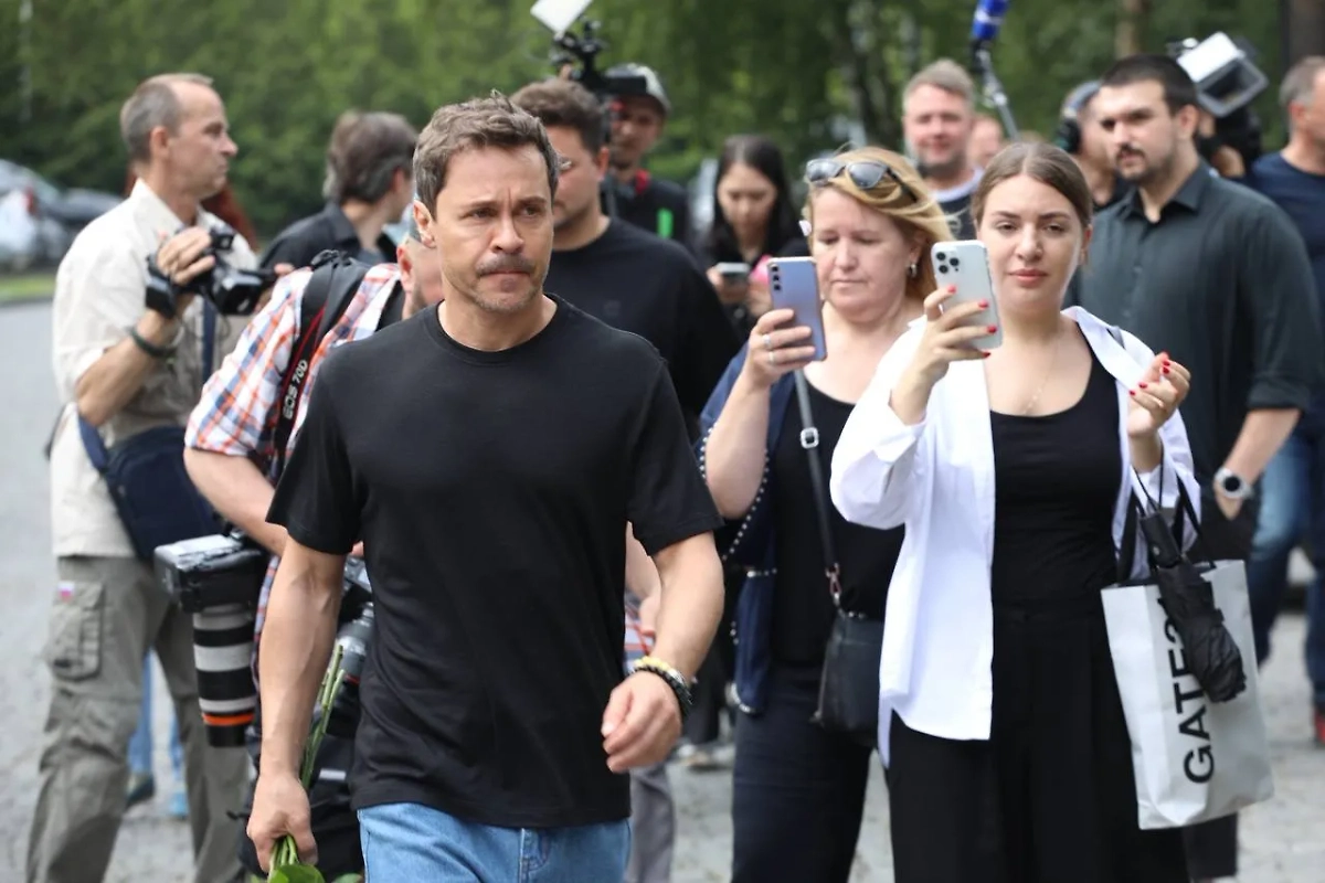 Актёр Павел Деревянко приехал проститься с режиссёром Юрием Морозом. Фото © Life.ru