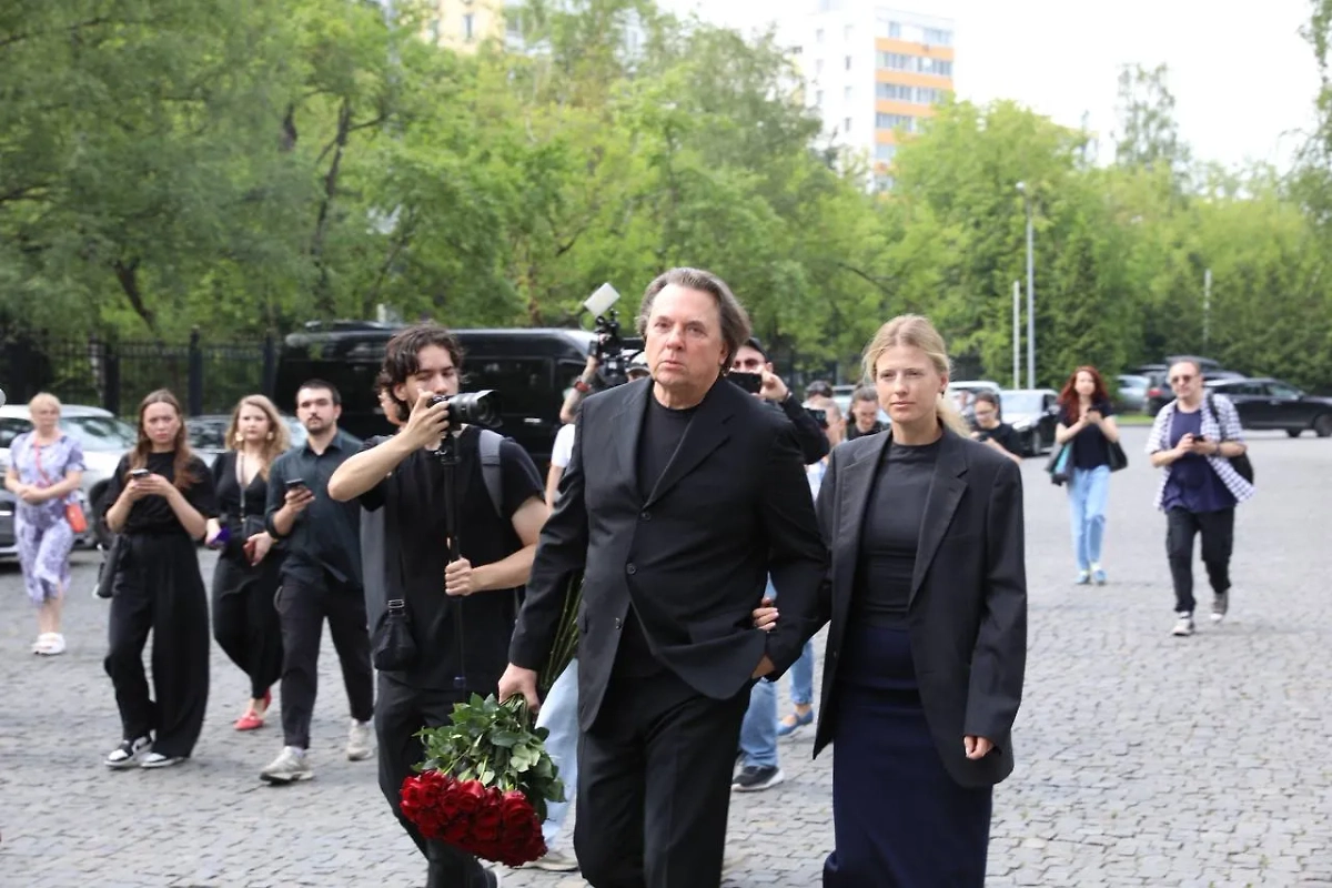 Генеральный директор Первого канала Константин Эрнст с женой – актрисой Софьей Эрнст приехали проститься с режиссёром Юрием Морозом. Фото © Life.ru