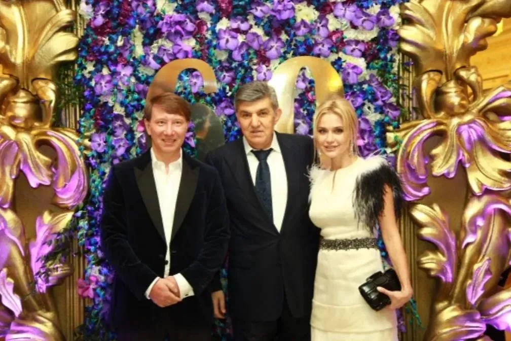 Родители Авроры (по краям) — Илья и Татьяна Беляковы на одном из мероприятий. Фото © araabramyan.ru