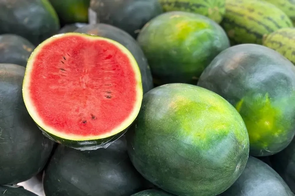Не следует покупать разрезанные арбузы. Фото © Shutterstock / FOTODOM / Numstocker