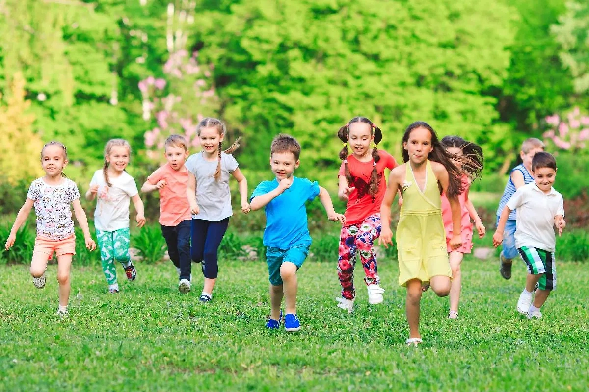 Застенчивым детям советуют учиться у более общительных ровесников. Фото © Shutterstock / FOTODOM / David Tadevosian