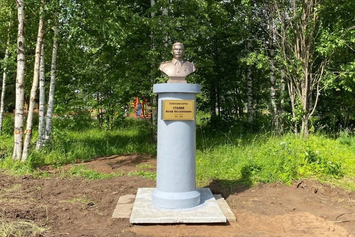 Памятник Иосифу Сталину в Вологодской области в Никольске у школы №2. Фото © VK / Администрация Никольского округа
