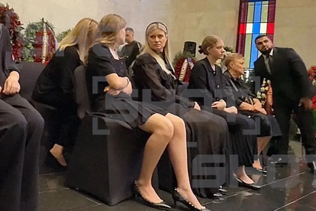 Бывшая жена Романа Старовойта с дочерьми приехала на церемонию прощания. Фото © Telegram / shot_shot
