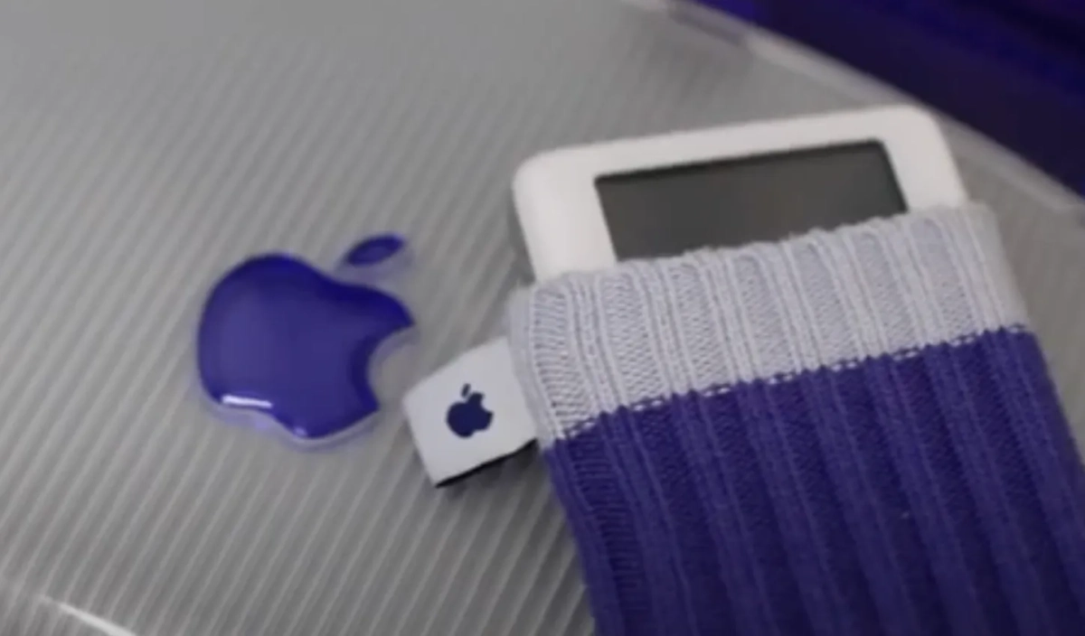 Кажется, к 2004 году у Apple было достаточно «эпик фейлов», но их это не остановило и не удержало от выпуска провальных носков. iPod Socks — хочется жить во вселенной, где этого не было. Фото © Youtube /512Pixels