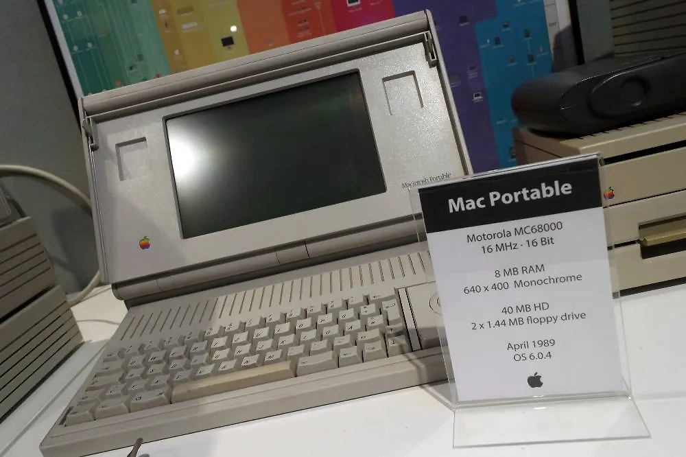 Macintosh Portable относится к «Макбуку» примерно так же, как австралопитек относится к человеку. Фото © ТАСС / ЕРА / FELIPE TRUEBA