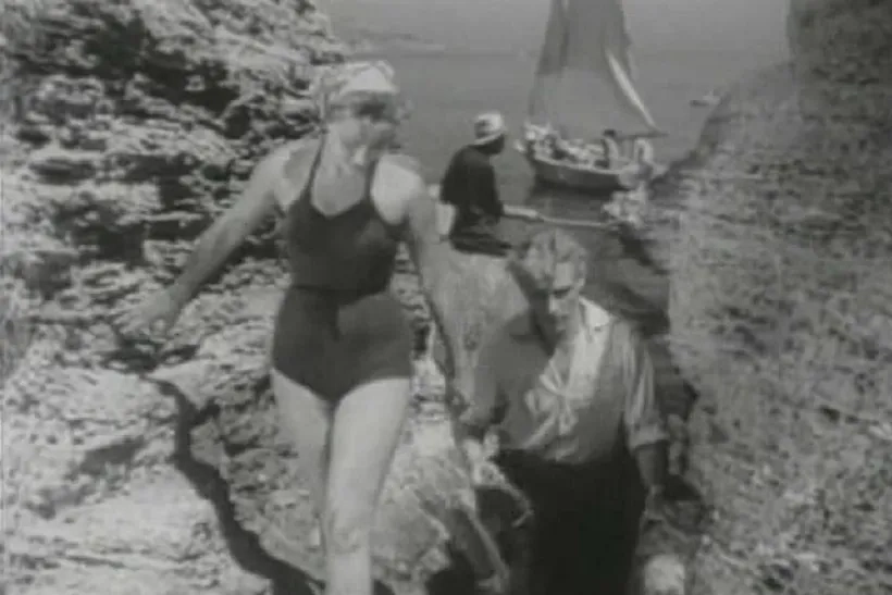 Майя Менглет в закрытом купальнике в фильме «Исправленному верить» (1959). Фото © VK Видео / Анатолий Зайцев 