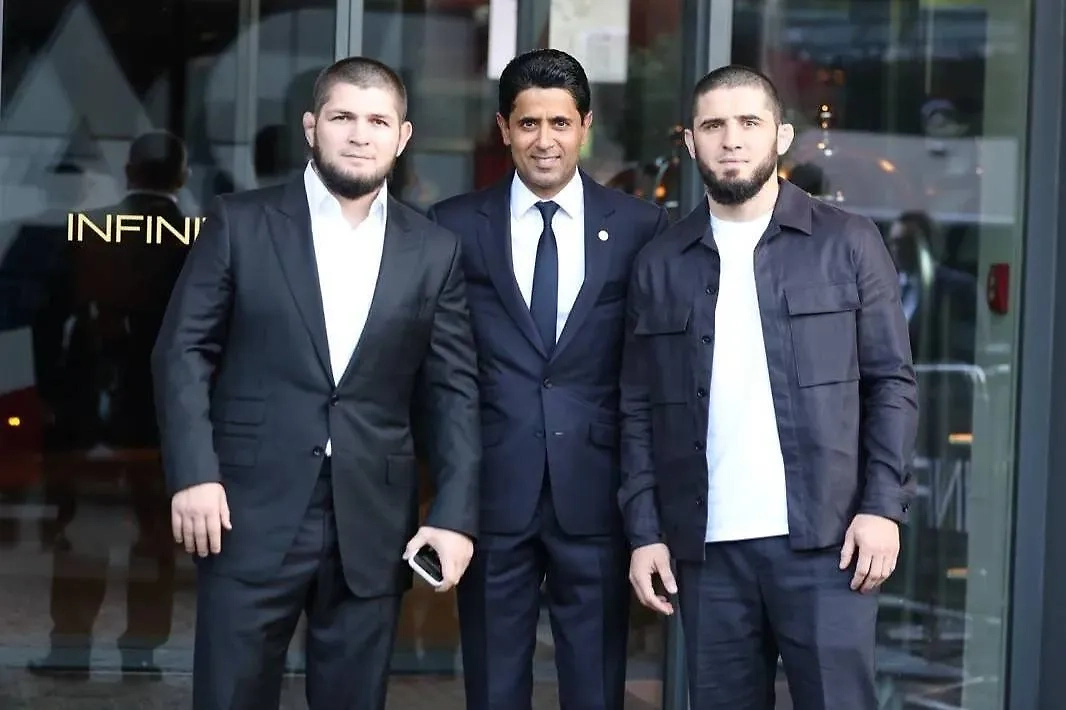 Хабиб Нурмагомедов, президент ФК ПСЖ Нассер Аль-Хелаифи и боец Ислам Махачев. Фото © Instagram (признан экстремистской организацией и запрещён на территории Российской Федерации) / khabib_nurmagomedov