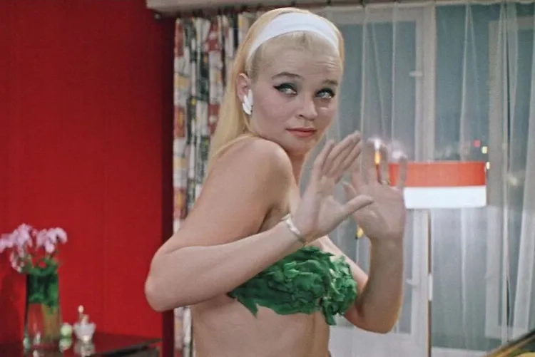 Светлана Светличная, секс-символ советского кино, в фильме «Бриллиантовая рука» 1968 года в своём знаменитом зелёном бикини. Фото © Кадр из фильма «Бриллиантовая рука», режиссёр Леонид Гайдай, сценаристы Леонид Гайдай, Яков Костюковский, Морис Слободской / Kinopoisk