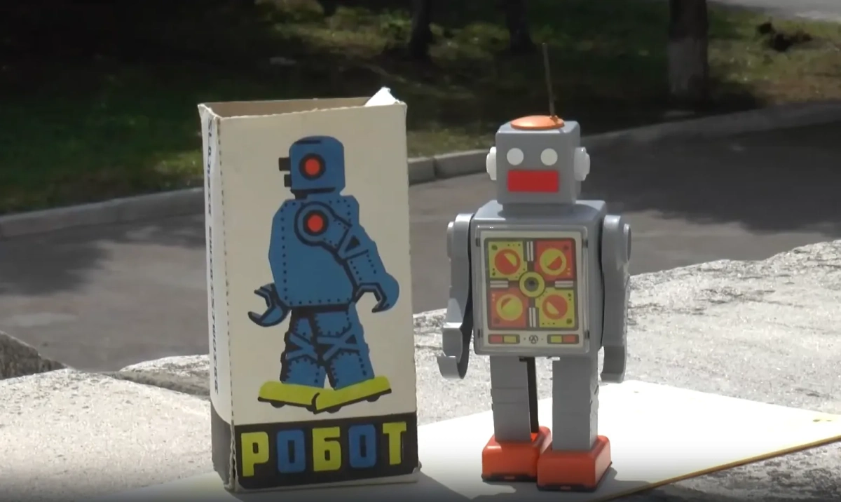 Настоящий советский заводной робот. Каждый ребёнок мечтал о таком механическом друге. Фото © RuTube / Найди себя.