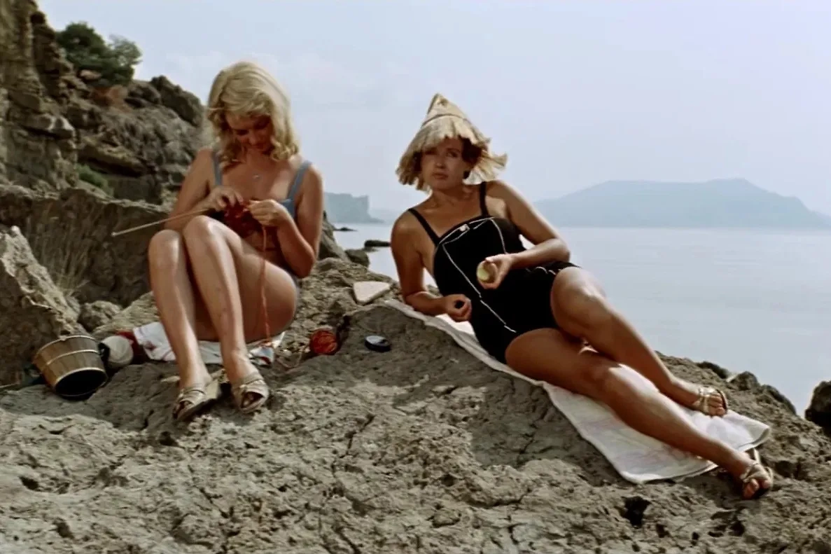 «Русская Бриджит Бордо» Наталья Кустинская — в игривом бикини в фильме «Три плюс два» 1963 года. Фото © Кадр из фильма «Три плюс два», режиссёр Генрих Оганисян, сценарист Сергей Михалков / Kinopoisk