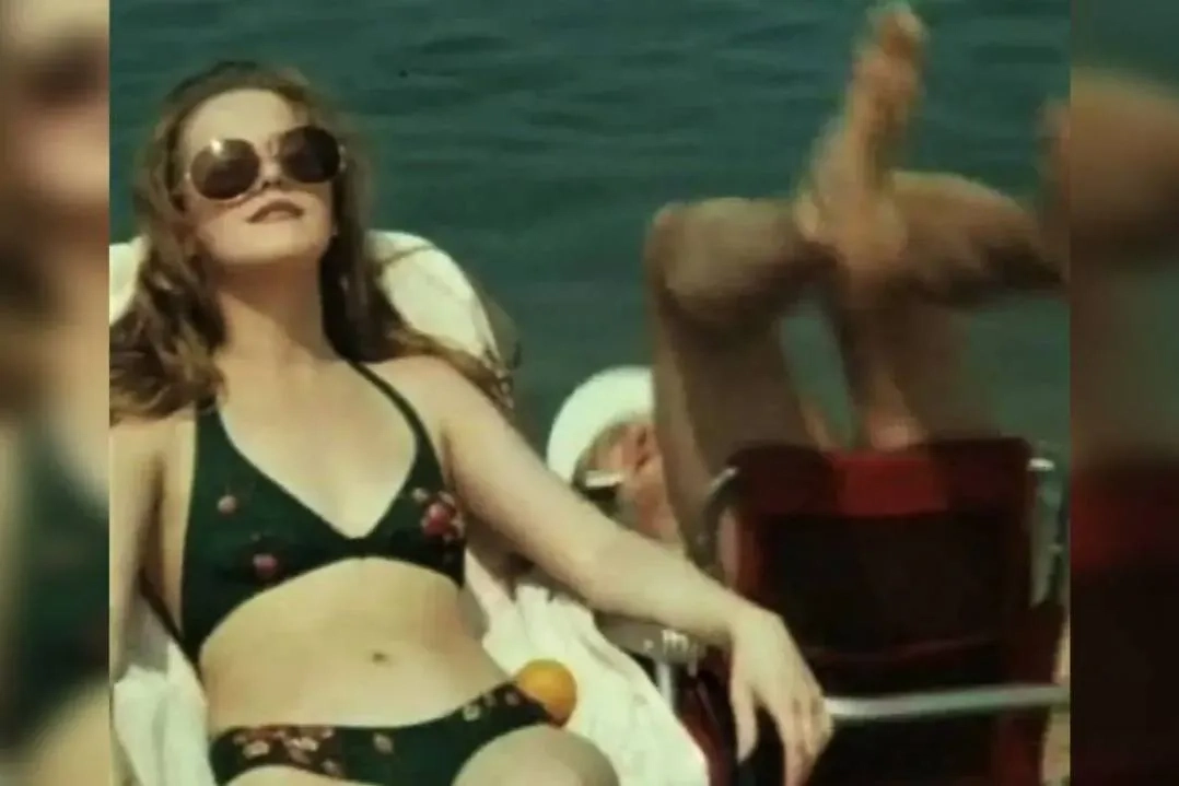 Елена Проклова отдыхает на пляже в бикини в фильме «Голубка» 1978 года. Фото © VK Видео / СОВЕТСКИЙ ЭКРАН