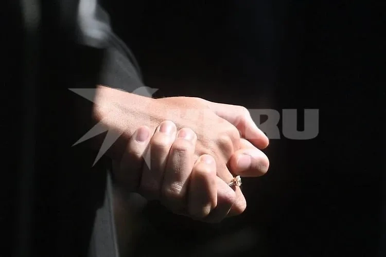 Кольцо, надетое Полиной Копыловой в день похорон Романа Старовойта. Фото © Telegram / Комсомольская правда: KP.RU