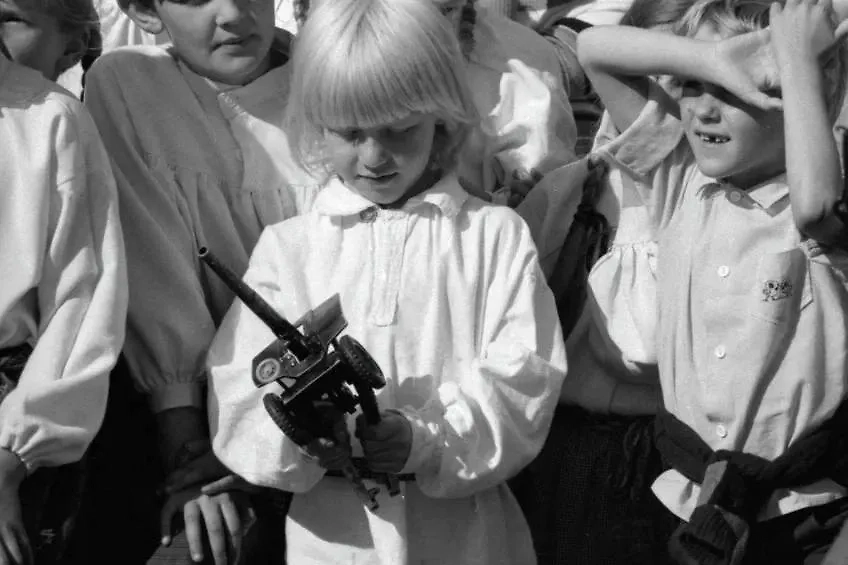 Миниатюрная реплика настоящей гаубицы, из которой «мочили» нацистов в начале сороковых. Фото © РИА «Новости» / И. Невелев