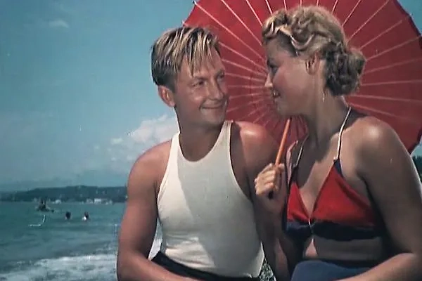 Валя в исполнении Татьяны Конюховой в открытом купальнике в фильме «Запасной игрок» (1959). Это первая такая сцена в советском кино. Фото © Кадр из фильма «Запасной игрок», режиссёр Семён Тимошенко, сценарист Семён Тимошенко / Kinopoisk