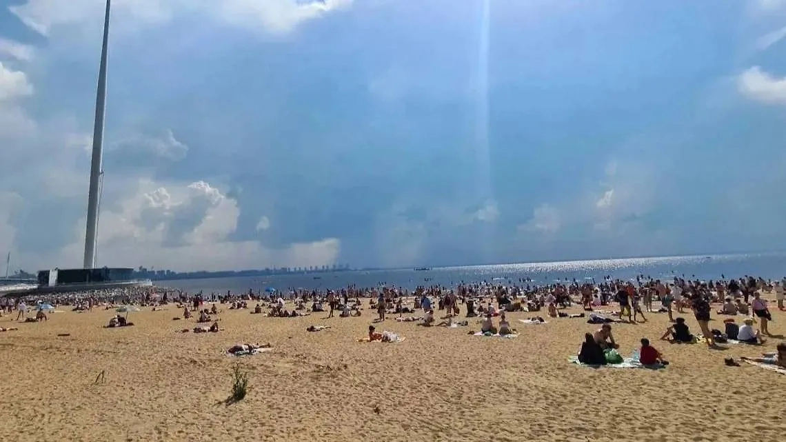 Парк 300-летия заполнен спасающимися от жары петербуржцами. Фото © VK / Санкт-Петербург - город будущего!