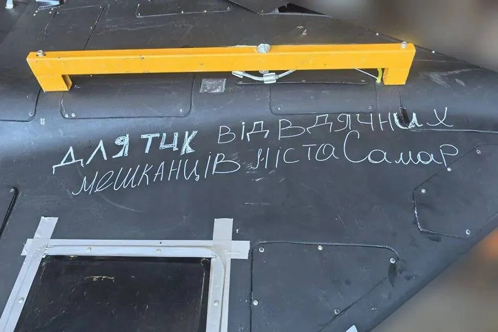 «ТЦК от благодарных жителей». Сообщают, что ещё один «маркированный» барражирующий боеприпас ударил по зданию ТЦК в днепропетровском Новомосковске (укр. Самар). Фото © Telegram / Поддубный |Z|О|V| edition