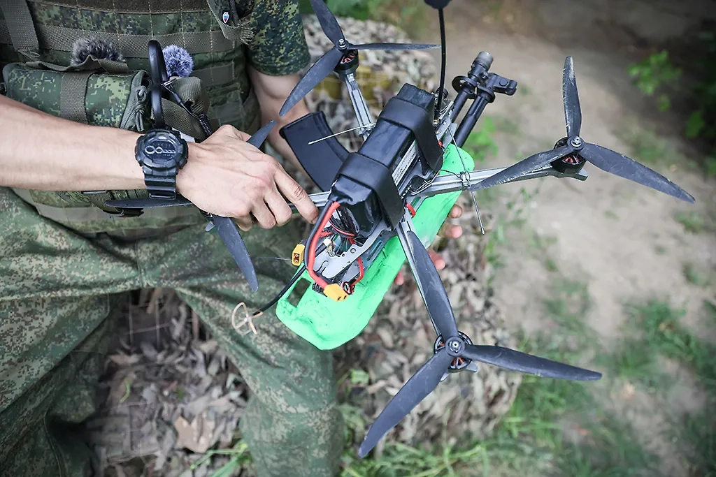 Опытный образец БПЛА «Арбалет», созданный 215-м отдельным ремонтно-восстановительным батальоном группировки войск «Запад», в руках оператора FPV-дронов в зоне проведения специальной военной операции. Фото © ТАСС / Александр Река