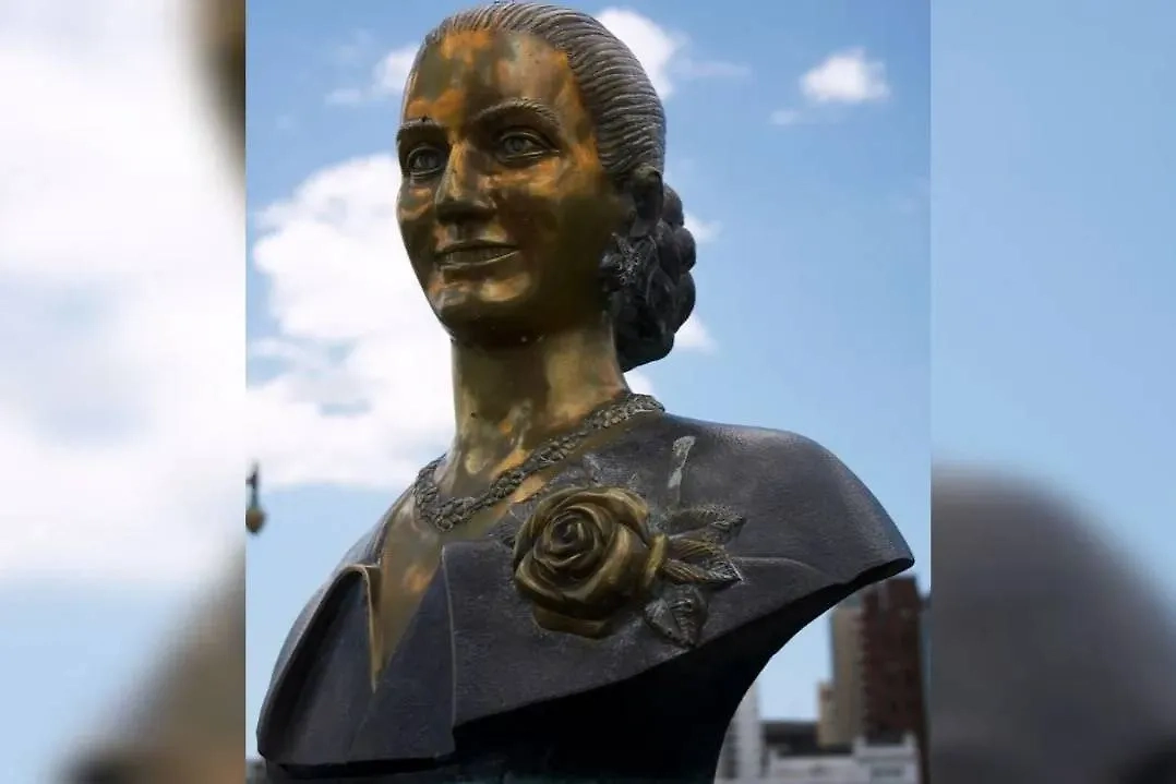  Бюст Эвы Перон в Ла-Плате. Фото © Wikipedia / w:es:usuario:Barcex.