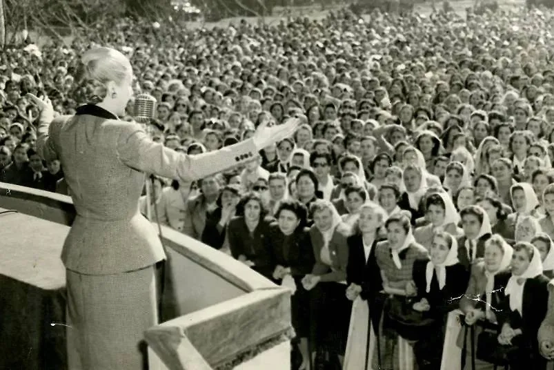 Эва Перон обращается к толпе женщин. Фото © Wikipedia / Генеральный архив Аргентинской Республики