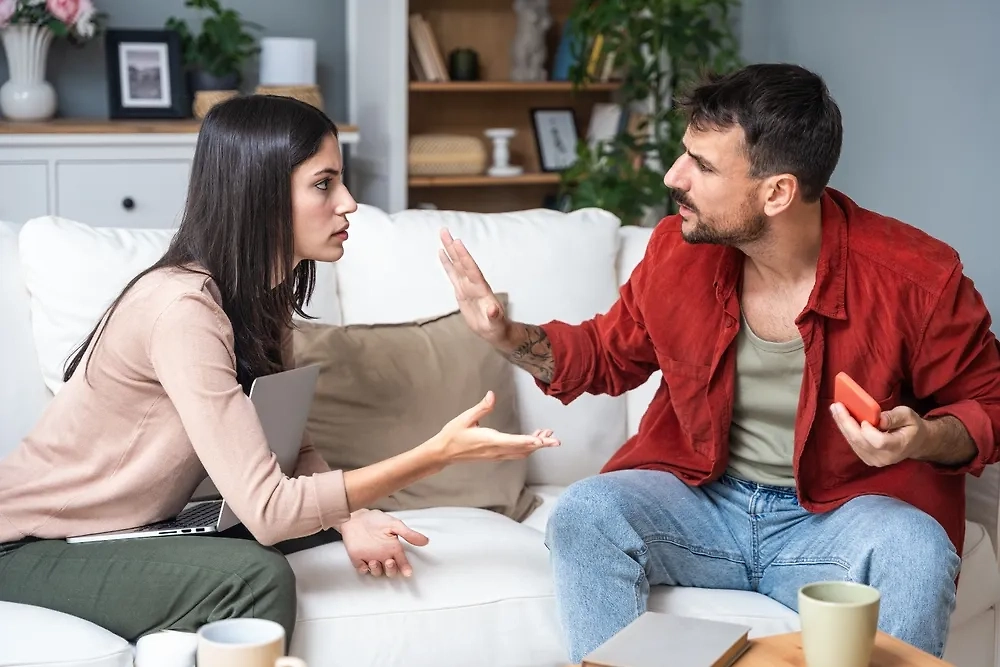 Как бороться с ревностью в отношениях? Предсказуемость и открытость в мелочах со временем формируют ощущение безопасности. Фото © Shutterstock / FOTODOM / Srdjan Randjelovic