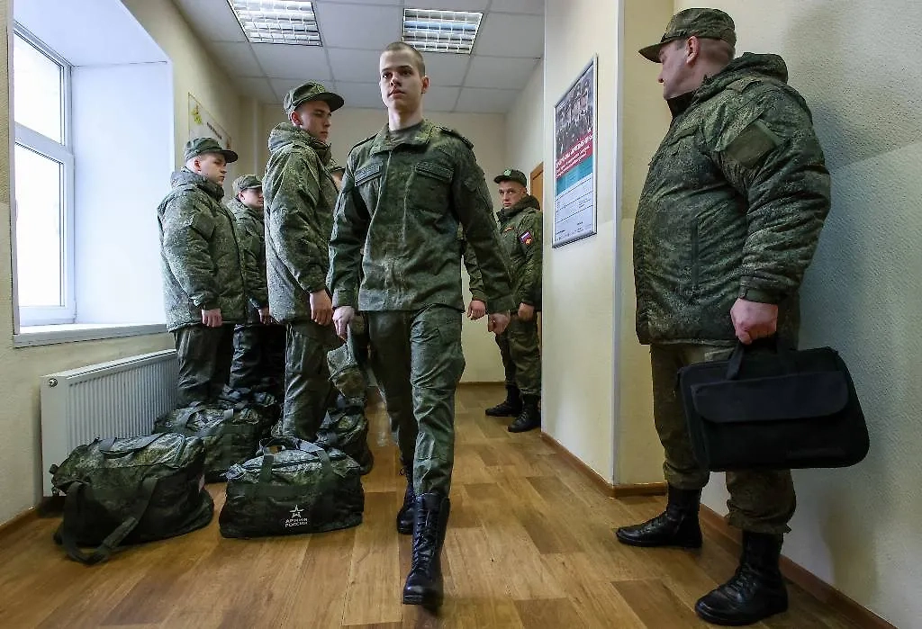 Эта категория граждан могла бы конкурировать с должниками, если бы в Армию РФ призывали женщин. Фото © ТАСС / Пётр Ковалёв
