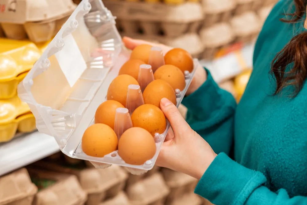 Все птицеводческие продукты, к сожалению, подорожают. Кур приходится кормить, даже если в итоге они попадают в вашу кастрюлю. Фото © Shutterstock / FOTODOM / STEKLO