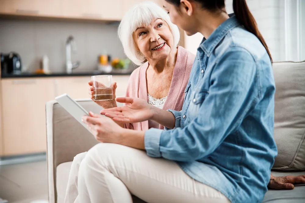Народные приметы про воду в спальне — что говорят бабушки. Фото © Shutterstock / FOTODOM / Olena Yakobchuk