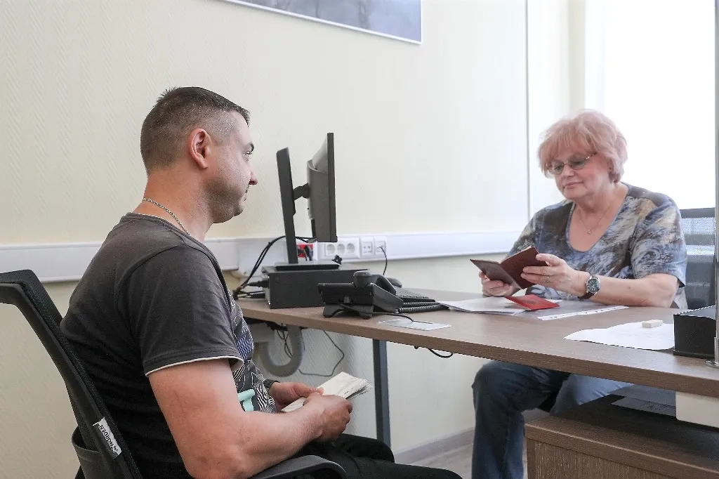 Оформить выплаты участники могут через военкомат или МФЦ. Фото © ТАСС / Сергей Булкин