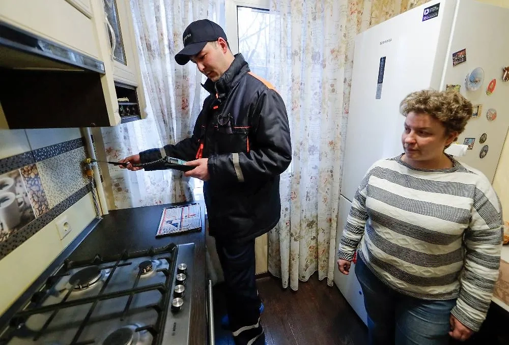 Если газ давно не проверяли, следует связаться с газовой службой. Фото © ТАСС /Михаил Метцель