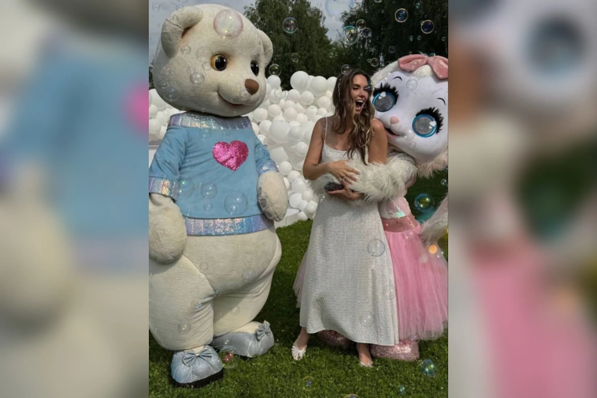 Агата Муцениеце на гендер-пати. Фото © Instagram (признан экстремистской организацией и запрещён на территории Российской Федерации) / agataagata