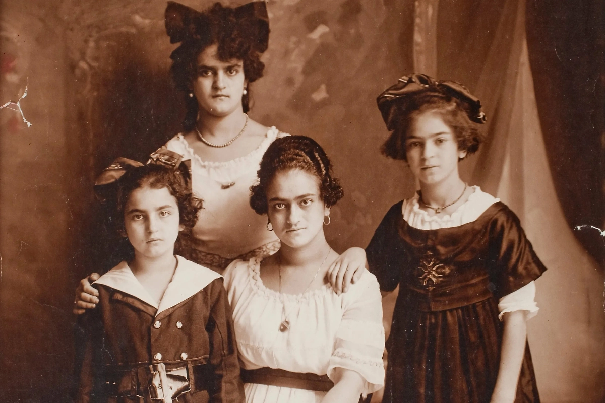 Фрида Кало (справа) с сёстрами: Кристиной, Матильдой и Адрианой. Фото © Wikipedia / Гильермо Кало