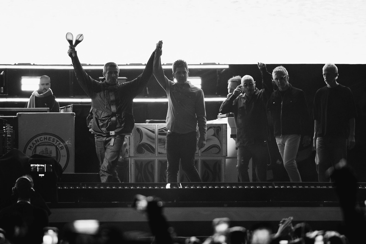 Концерт рок-группы Oasis в Кардиффе. Обложка © Х / Oasis