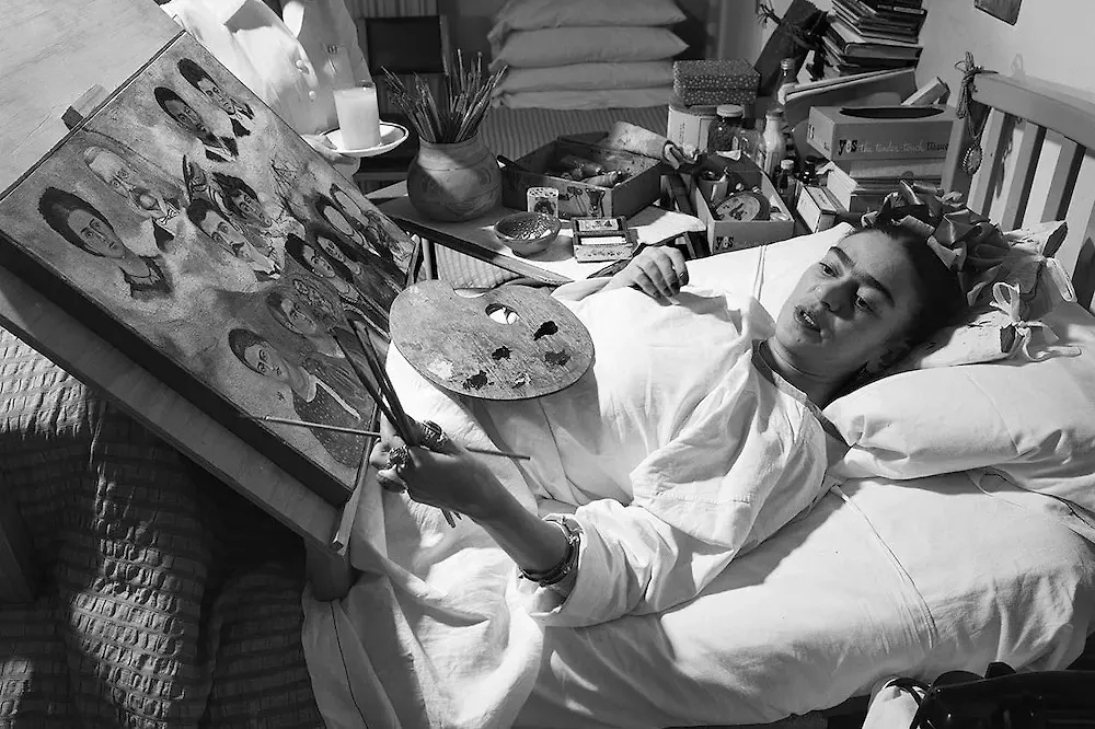 Фрида Кало стала рисовать, когда подолгу лежала в постели. Фото © fridakahlo