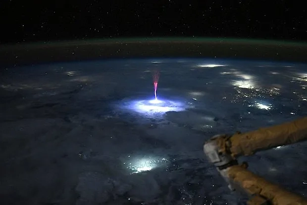 Кадры редчайшего явления — спрайта. Фото © Х / Astro_Ayers