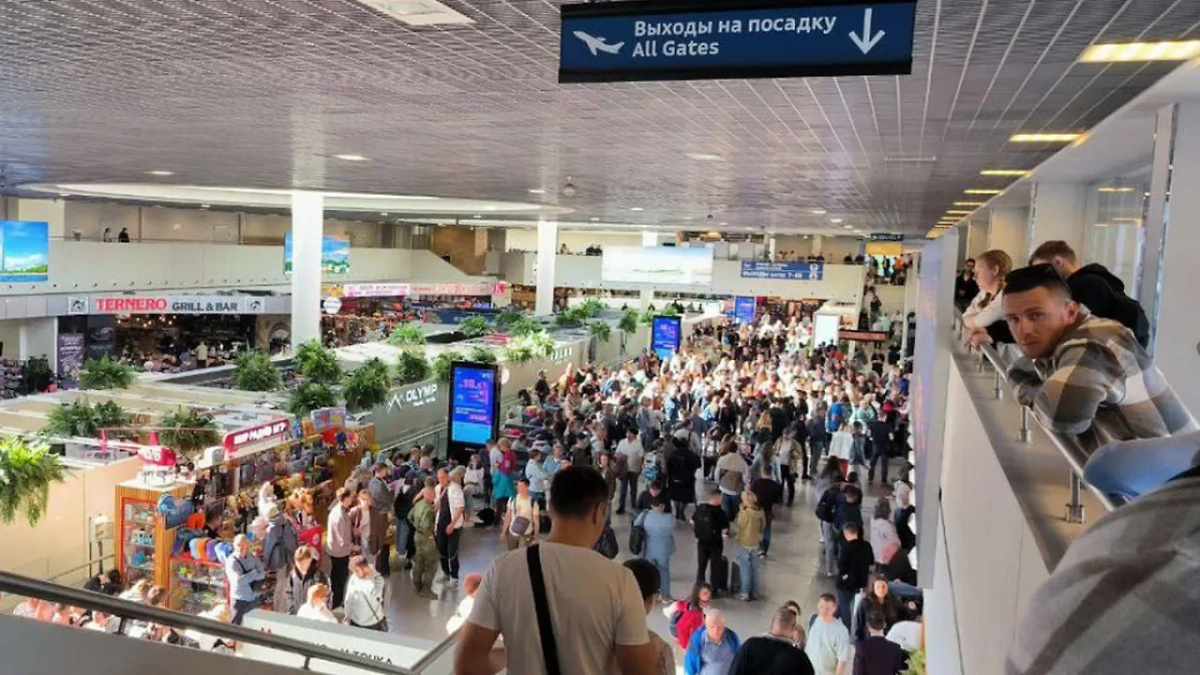 Пассажиры в Пулково. Фото © SHOT